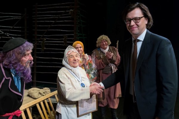 Actress R.Varnaite acting a part in performance “America in Sauna” honoured by Lithuanian notaries